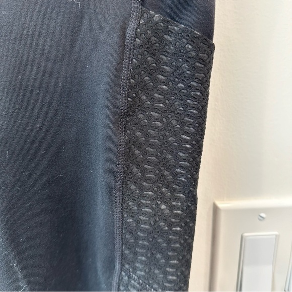 Athleta cropped black leggings w pocket & textured pattern side panel - size S - Picture 4 of 9